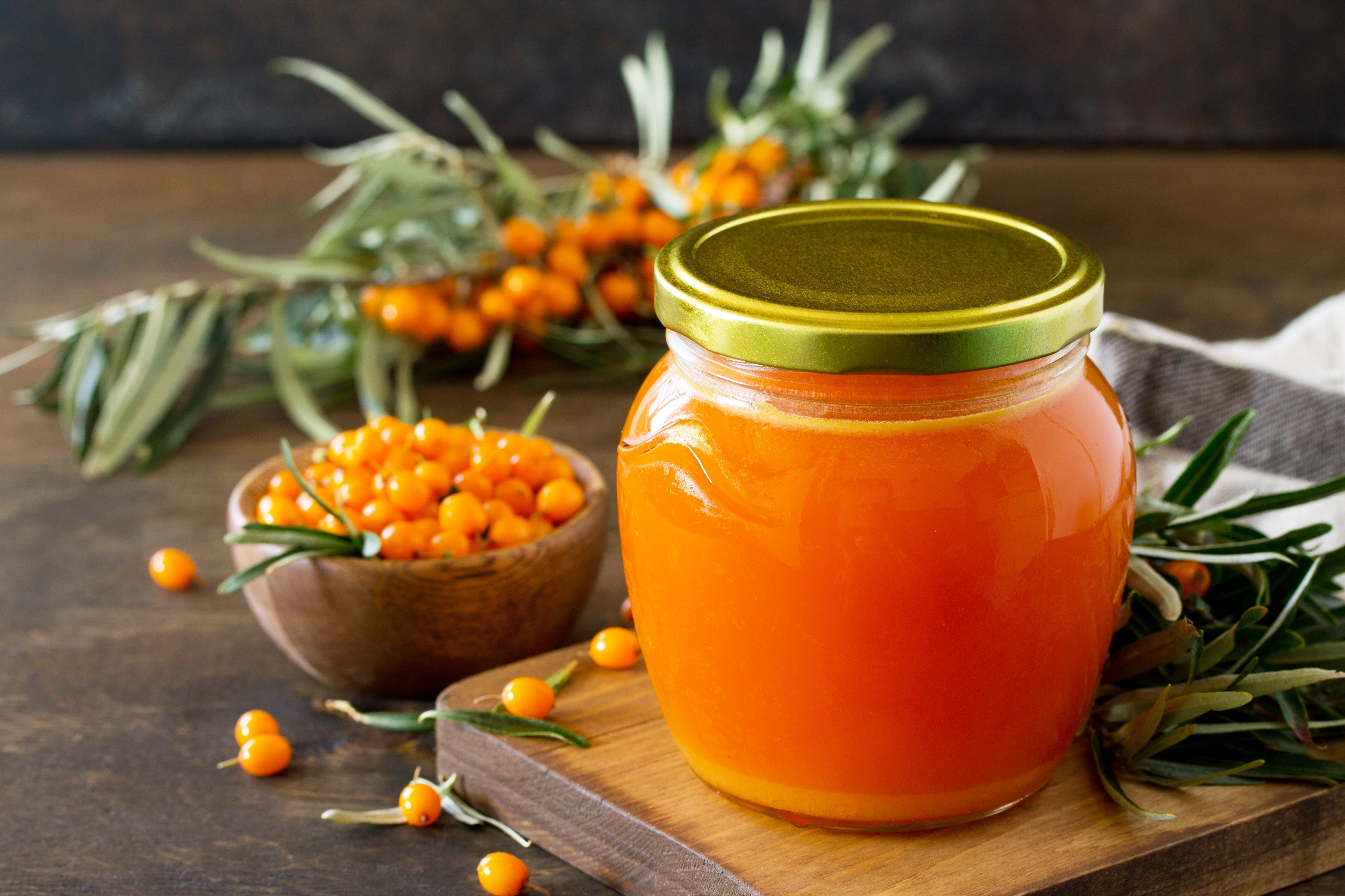 Smiltsērkšķu ogu ķekari – omega-7 bagāts superauglis ādas, imunitātes un sirds veselībai.